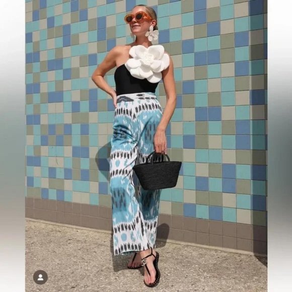 ZARA RAISED FLOWER EARRINGS - Picture 5 of 5